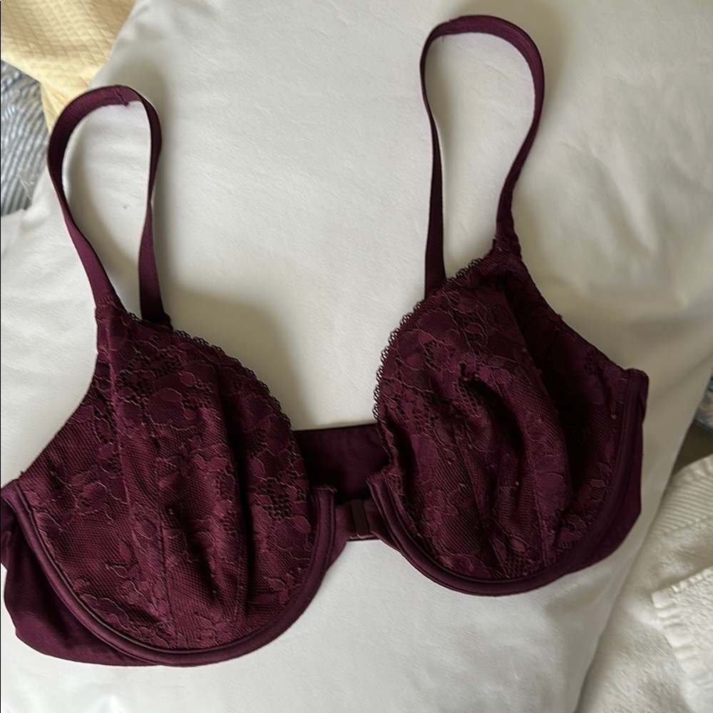 Victoria’s Secret Elegant Lace Underwire Bra